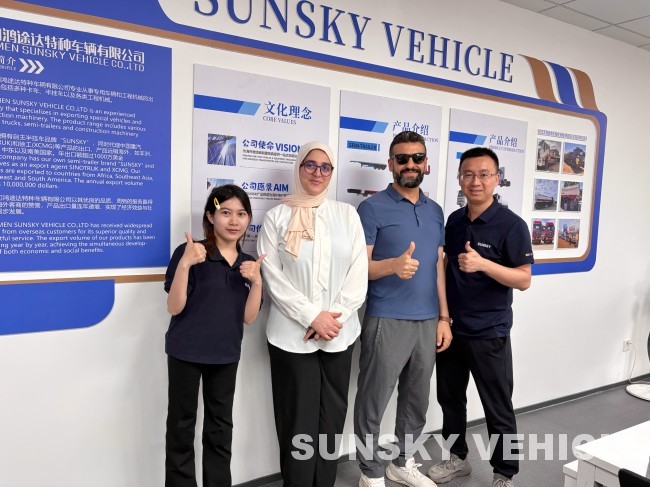 Des clients algériens visitent l'usine et l'entreprise SUNSKY de semi-remorques.