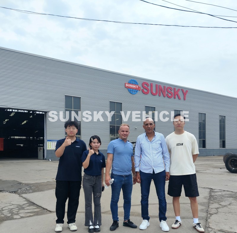 Des clients algériens visitent une ligne de production de semi-remorques à rideaux coulissants pour explorer les possibilités de qualité et de coopération.