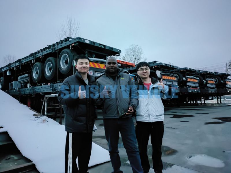 Des clients zimbabwéens visitent notre usine de semi-remorques