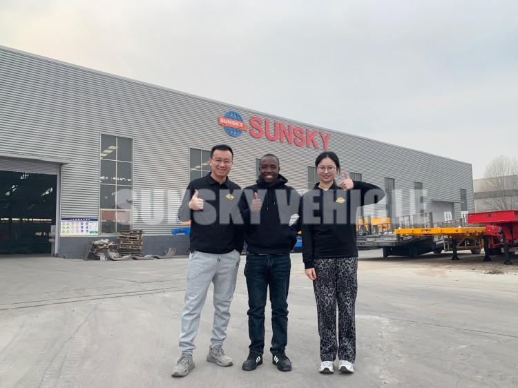 Un nouveau client zambien visite l'usine SUNSKY