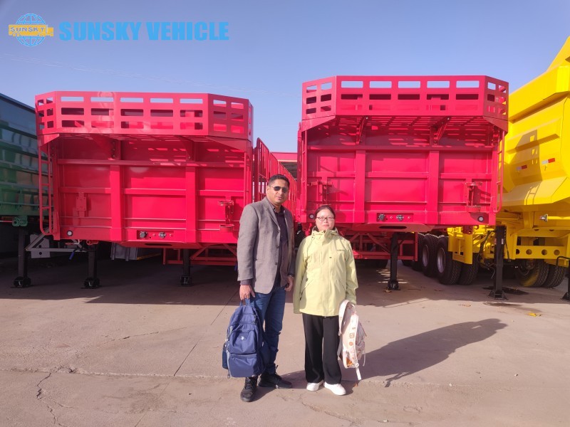 Un client d'Oman visite l'usine SUNSKY pour explorer une coopération à long terme sur les remorques