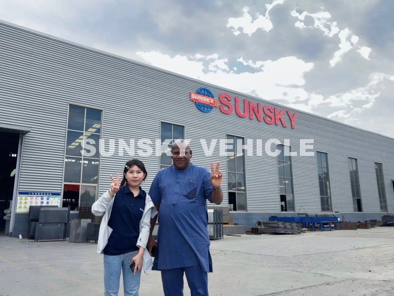 Un client basé au Mali passe une nouvelle commande après une visite de l'usine.