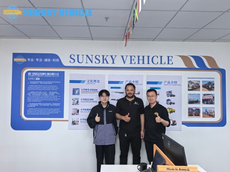 Expansion stratégique : Un client de la logistique en RDC visite SUNSKY Vehicle pour une visite d'usine et une commande de remorques