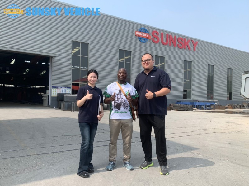 Renforcement des partenariats : un client de la logistique au Zimbabwe visite l'usine pour inspecter et commander des semi-remorques personnalisées