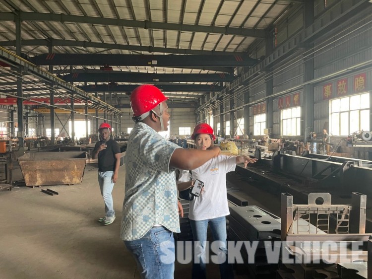 D'anciens clients de Tanzanie sont venus visiter l'usine SUNSKY